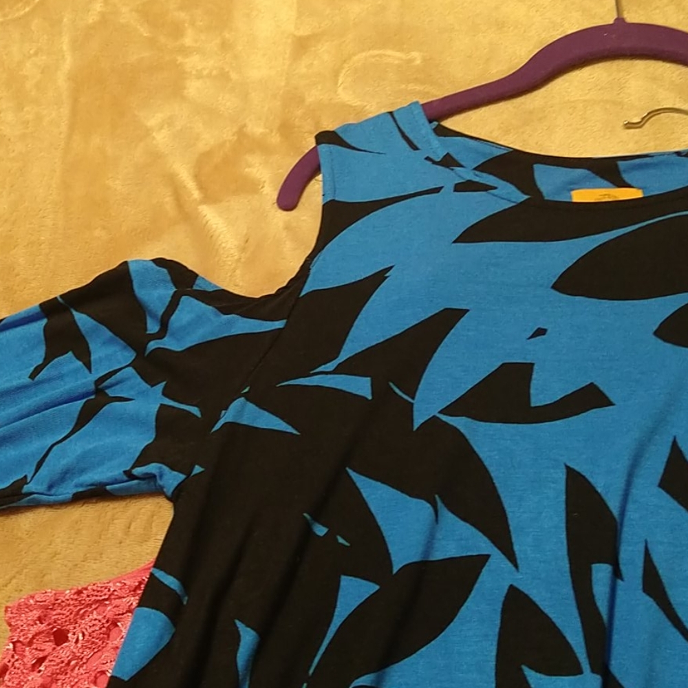 Nwt Ruby Rd. Cold shoulder top - Picture 2 of 4